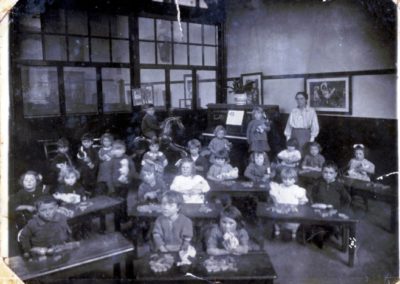 Samuel Whites 1923c - Infants Class teacher Mrs Bryant Glendas mum middle of piano